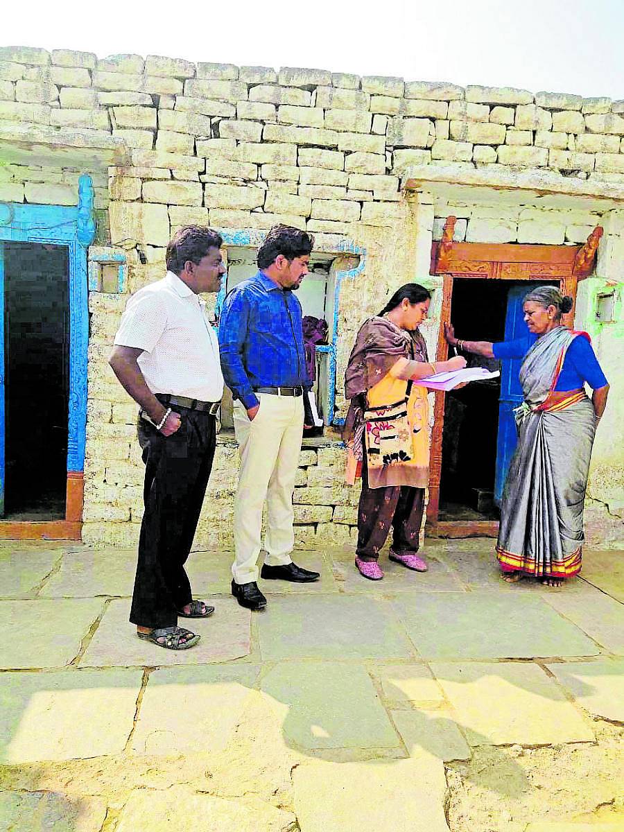 ಯಾದಗಿರಿ ತಾಲ್ಲೂಕಿನ ಭೀಮಾನಗರದಲ್ಲಿ ಮನೆಗಳ ಸಮೀಕ್ಷೆಯಲ್ಲಿ ತೊಡಗಿರುವ ಸಮಾಜ ಕಲ್ಯಾಣ ಇಲಾಖೆ ಅಧಿಕಾರಿಗಳು