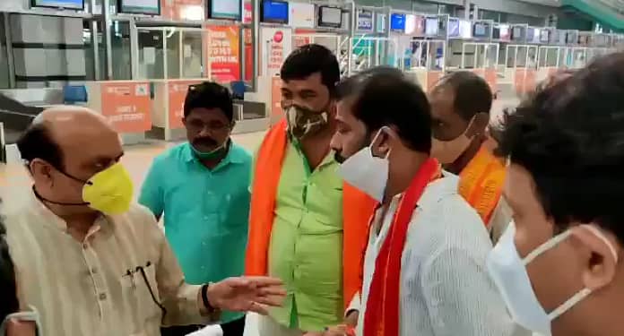 ವಿಶ್ವ ಹಿಂದೂ ಪರಿಷತ್ನ ಮಂಗಳೂರು ವಿಭಾಗ ಕಾರ್ಯದರ್ಶಿ ಶರಣ್ ಪಂಪ್ವೆಲ್ ಅವರೊಂದಿಗೆ ಗೃಹ ಸಚಿವ ಬಸವರಾಜ ಬೊಮ್ಮಾಯಿ ಮಾತನಾಡಿದರು.