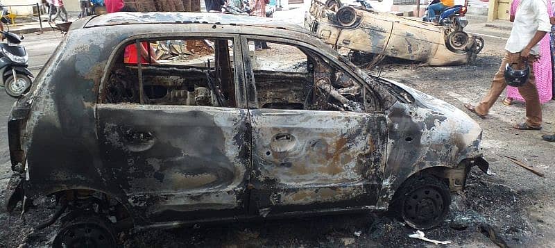 ಗಲಭೆಯಲ್ಲಿ ಸುಟ್ಟು ಕರಕಲಾದ ಕಾರ್‌