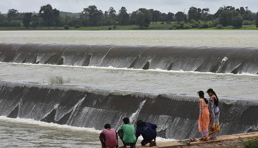 ಮಳಗಿಯ ಧರ್ಮಾ ಜಲಾಶಯ ತುಂಬಿ ಕೋಡಿ ಬಿದ್ದಿರುವುದನ್ನು ಜನರು ವೀಕ್ಷಿಸುತ್ತಿರುವುದು