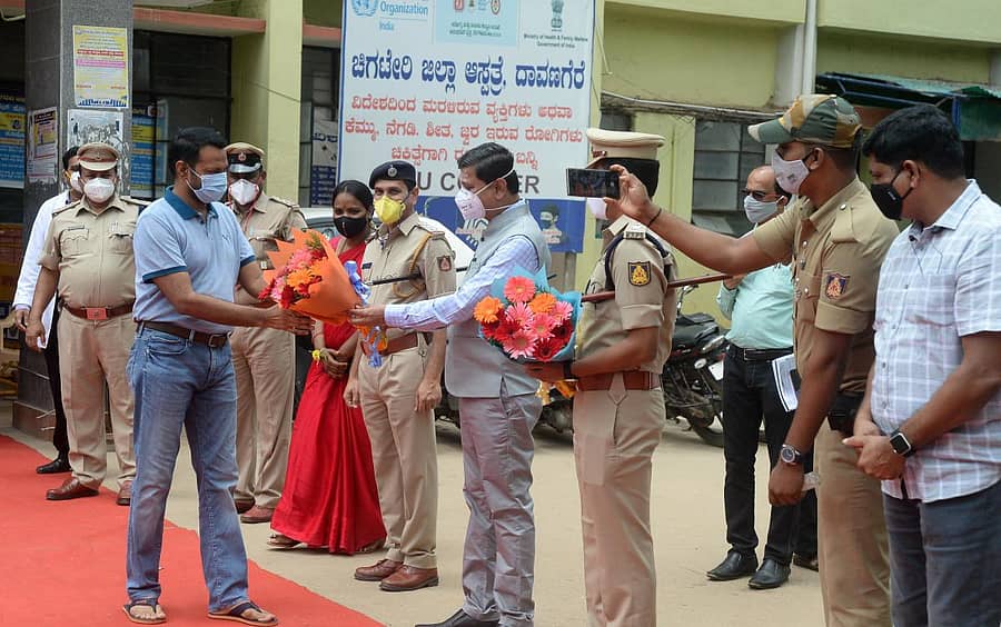 ಕೊವೀಡ್ನಿಂದ ಗುಣಮುಖರಾಗಿ ದಾವಣಗೆರೆಯ ಚಿಗಟೇರಿ ಜಿಲ್ಲಾ ಆಸ್ಪತ್ರೆಯಿಂದ ಬಿಡುಗಡೆ ಹೊಂದಿದ ಪೊಲೀಸ್ ವರಿಷ್ಠಾಧಿಕಾರಿ ಹನುಮಂತರಾಯ ಅವರನ್ನು ಜಿಲ್ಲಾಧಿಕಾರಿ ಮಹಾಂತೇಶ್ ಬೀಳಗಿ ಹೊಗುಚ್ಛ ನೀಡಿ ಸ್ವಾಗತಿಸಿದರು.–ಪ್ರಜಾವಾಣಿ ಚಿತ್ರ/ ಸತೀಶ ಬಡಿಗೇರ್