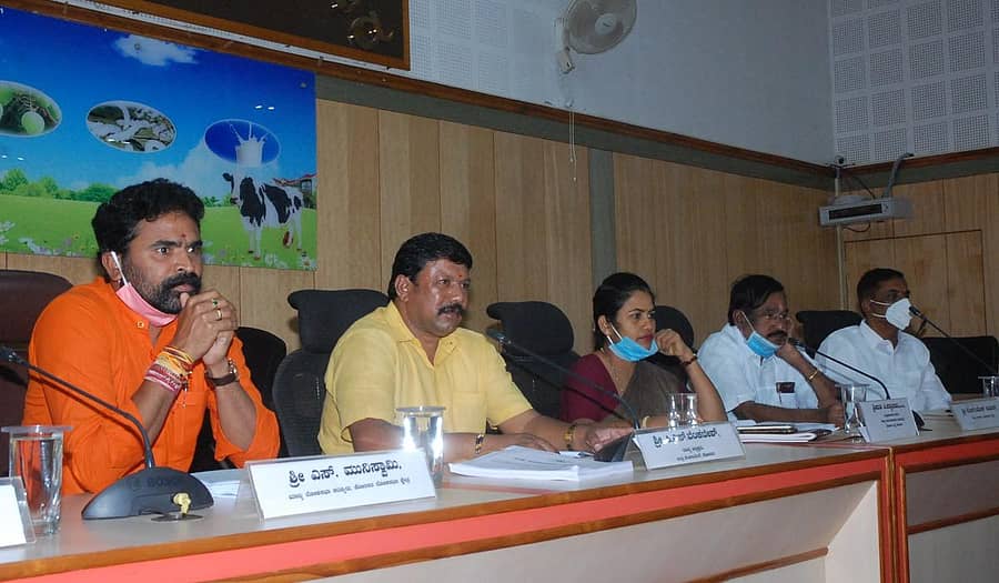 ಕೋಲಾರದಲ್ಲಿ ಗುರುವಾರ ನಡೆದ ಜಿ.ಪಂ ಸಾಮಾನ್ಯ ಸಭೆಯಲ್ಲಿ ಸಂಸದ ಎಸ್.ಮುನಿಸ್ವಾಮಿ ಮಾತನಾಡಿದರು.