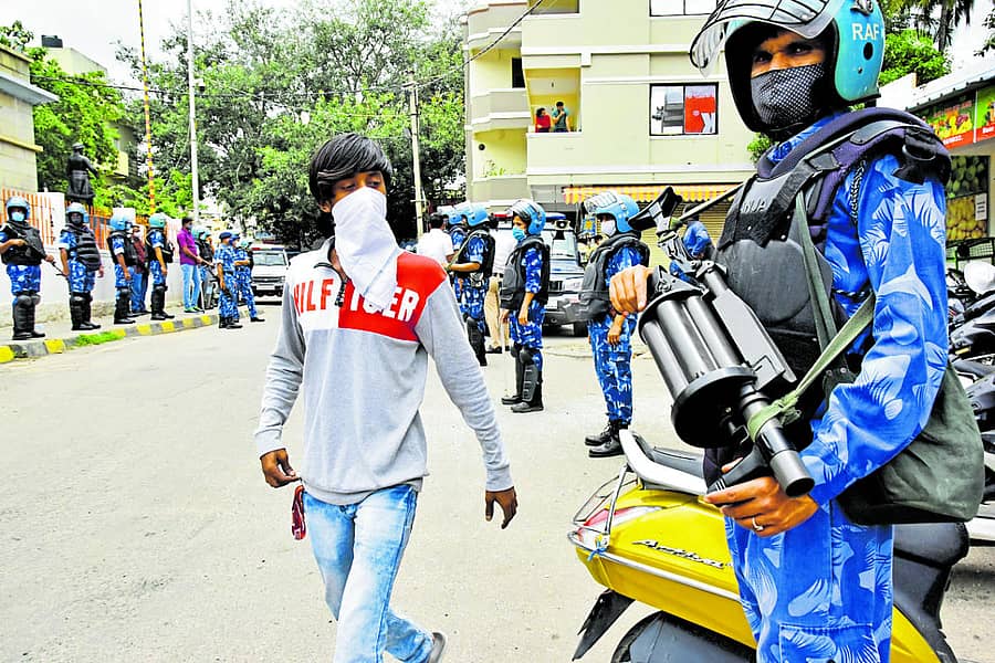 ಬೆಂಗಳೂರಿನ ಕಾವಲ್ಬೈರಸಂದ್ರದಲ್ಲಿ ಭದ್ರತೆಗಾಗಿ ಕ್ಷಿಪ್ರ ಕಾರ್ಯಪಡೆ ಯೋಧರನ್ನು ಗುರುವಾರ ನಿಯೋಜಿಸಲಾಗಿತ್ತು –ಪ್ರಜಾವಾಣಿ ಚಿತ್ರ