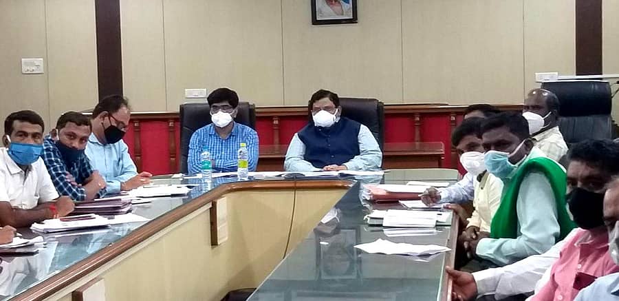 ಹಾವೇರಿ ಜಿಲ್ಲಾಧಿಕಾರಿ ಕಚೇರಿ ಸಭಾಂಗಣದಲ್ಲಿ ನಡೆದ ಕೃಷಿ ಸಚಿವರ ವಿಡಿಯೊ ಸಂವಾದದಲ್ಲಿ ಜಿಲ್ಲಾಧಿಕಾರಿ ಸಂಜಯ ಶೆಟ್ಟಣ್ಣವರ, ಸಿಇಒ ರಮೇಶ ದೇಸಾಯಿ ಮತ್ತು ಅಧಿಕಾರಿಗಳು ಪಾಲ್ಗೊಂಡಿದ್ದರು