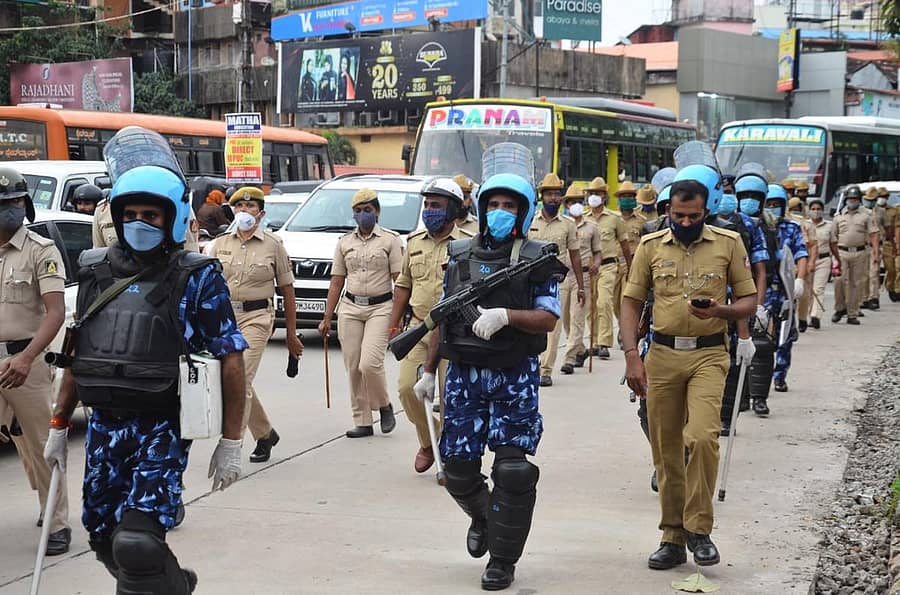 ಕ್ಷಿಪ್ರ ಕಾರ್ಯಪಡೆ ಹಾಗೂ ಮಂಗಳೂರು ಪೊಲೀಸರು ಜಂಟಿಯಾಗಿ ಮಂಗಳೂರಿನಲ್ಲಿ ಗುರುವಾರ ಪಥ ಸಂಚಲನ ನಡೆಸಿದರು.