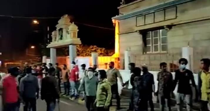 ಡಿ.ಜೆ. ಹಳ್ಳಿಯಲ್ಲಿ ಮಂಗಳವಾರ ರಾತ್ರಿ ಗಲಭೆ ನಡೆದಾಗ ಆಂಜನೇಯ ದೇವಸ್ಥಾನಕ್ಕೆ ಧಕ್ಕೆಯಾಗದಂತೆ ಸುತ್ತಲ್ಲೂ ಮುಸ್ಲಿಂ ಯುವಕರು ಮಾನವ ಸರಪಳಿ ನಿರ್ಮಿಸಿದ್ದರು.