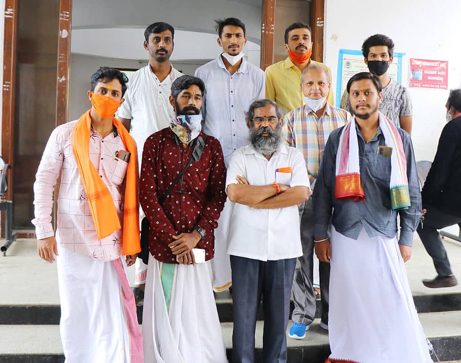 ಶಿವಮೊಗ್ಗದಲ್ಲಿ ಶುಕ್ರವಾರ ವಿಪ್ರ ಯುವ ಪರಿಷತ್ ಕಾರ್ಯಕರ್ತರು ಶೃಂಗೇರಿ ವೃತ್ತದ ಆದಿಶಂಕರಾಚಾರ್ಯರ ಪ್ರತಿಮೆ ಮೇಲೆ ಎಸ್‌ಡಿಪಿಐ ಬಾವುಟ ಹಾರಿಸಿರುವುದನ್ನು ಖಂಡಿಸಿ ಪ್ರತಿಭಟನೆ ನಡೆಸಿದರು.