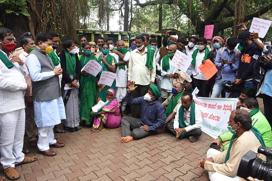 ಭೂ ಸುಧಾರಣಾ ಕಾಯ್ದೆಗೆ ತಿದ್ದುಪಡಿ ತಂದಿರುವುದನ್ನು ಕೂಡಲೇ ಹಿಂಪಡೆಯಬೇಕು ಎಂದು ಒತ್ತಾಯಿಸಿ ರಾಜ್ಯ ರೈತ ಸಂಘ ಹಾಗೂ ಹಸಿರು ಸೇನೆ ನೇತೃತ್ವದಲ್ಲಿ ರೈತರು ಬೆಳಗಾವಿಯಲ್ಲಿ ಗುರುವಾರ ಪ್ರತಿಭಟನೆ ನಡೆಸಿ ರೈಲ್ವೆ ಖಾತೆ ರಾಜ್ಯ ಸಚಿವ ಸುರೇಶ ಅಂಗಡಿ ಅವರಿಗೆ ಮನವಿ ಸಲ್ಲಿಸಿದರು