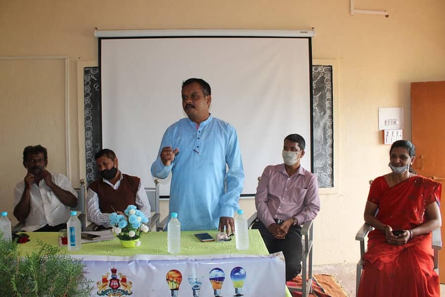 ಬೆಳಗಾವಿಯ ಮಹಿಳಾ ಕಲ್ಯಾಣ ಸಂಸ್ಥೆ ಗುರುವಾರ ಆಯೋಜಿಸಿದ್ದ ನವೀಕರಿಸಬಹುದಾದ ಇಂಧನ ಕುರಿತ ಕಾರ್ಯಾಗಾರದಲ್ಲಿ ಡಾ.ಸ.ಜ. ನಾಗಲೋಟಿಮಠ ವಿಜ್ಞಾನ ಕೇಂದ್ರದ ರಾಜಶೇಖರ ಪಾಟೀಲ ಮಾತನಾಡಿದರು