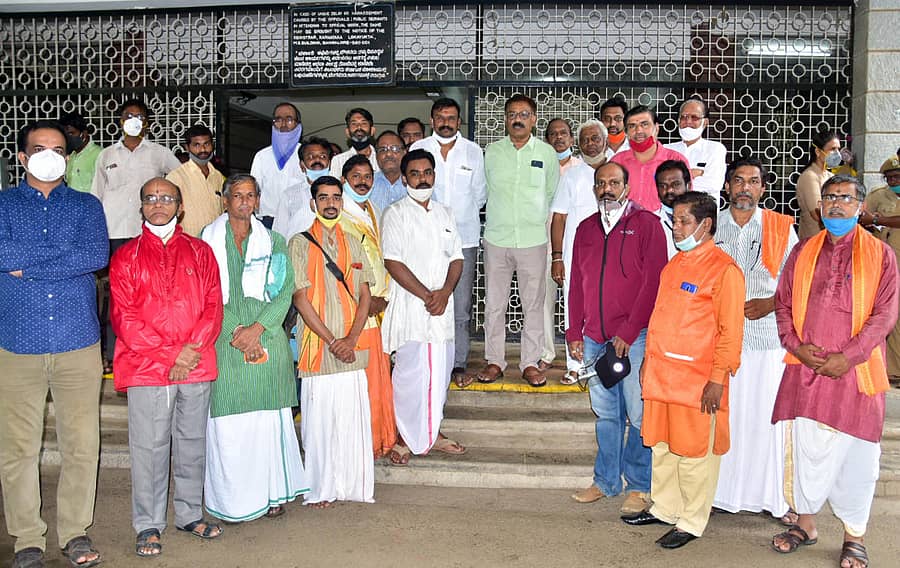 ಶೃಂಗೇರಿ ಶಂಕರಾಚಾರ್ಯರ ಪ್ರತಿಮೆ ಬಳಿ ಅನ್ಯಧರ್ಮದ ಧ್ವಜ ಹಾರಿಸಿದ ಆರೋಪಿಗಳನ್ನು ಬಂಧಿಸುವಂತೆ ಆಗ್ರಹಿಸಿ, ಕಲಬುರ್ಗಿಯಲ್ಲಿ ಶುಕ್ರವಾರ ಆದಿ ಶಂಕರಚಾರ್ಯರ ಭಕ್ತರ ಸಮೂಹದಿಂದ ಪ್ರತಿಭಟನೆ ನಡೆಸಲಾಯಿತು