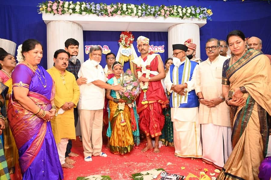 ಹುಬ್ಬಳ್ಳಿಯ ಕೇಶ್ವಾಪುರದ ಬನಶಂಕರಿ ಬಡಾವಣೆಯಲ್ಲಿರುವ ಸೇವಾಸದನದಲ್ಲಿ ಶುಕ್ರವಾರ ನೆರವೇರಿದ ಸಾವಿತ್ರಿ–ರೇವಂತ ಅವರ ಮದುವೆಯಲ್ಲಿ ಸಚಿವ ಜಗದೀಶ ಶೆಟ್ಟರ್‌ ನೂತನ ವಧು–ವರರನ್ನು ಹಾರೈಸಿದರು. ರಘು ಅಕ್ಮಂಜಿ, ಸು.ರಾಮಣ್ಣ, ಮಂಗೇಶ ಭೆಂಡೆ, ಶಿಲ್ಪಾ ಶೆಟ್ಟರ್‌ ಇದ್ದಾರೆ