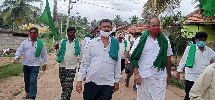 ಭೂ ಸುಧಾರಣೆ, ಎಪಿಎಂಸಿ ಸೇರಿ ವಿವಿಧ ಕಾಯ್ದೆಗಳ ತಿದ್ದುಪಡಿ ವಿರೋಧಿಸಿ ದಾವಣಗೆರೆ ತಾಲ್ಲೂಕಿನ ಕನಗೊಂಡನಹಳ್ಳಿಯಲ್ಲಿ ರಾಜ್ಯ ರೈತ ಸಂಘ ಹಾಗೂ ಹಸಿರು ಸೇನೆಯ ಕಾರ್ಯಕರ್ತರು ಶುಕ್ರವಾರ ಪ್ರತಿಭಟನಾ ಮೆರವಣಿಗೆ ನಡೆಸಿದರು.