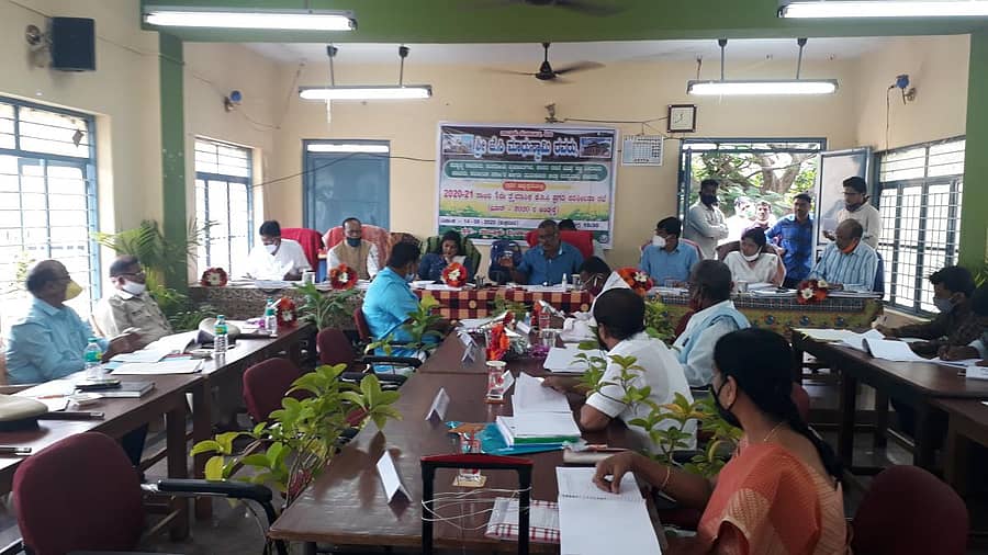 ಶಿರಾದ ತಾಲ್ಲೂಕು ಪಂಚಾಯಿತಿ ಸಭಾಂಗಣದಲ್ಲಿ ಶುಕ್ರವಾರ ನಡೆದ ತ್ರೈಮಾಸಿಕ ಪ್ರಗತಿ ಪರಿಶೀಲನಾ ಸಭೆಯಲ್ಲಿ ಜಿಲ್ಲಾ ಉಸ್ತುವಾರಿ ಸಚಿವ ಜೆ.ಸಿ.ಮಾಧುಸ್ವಾಮಿ ಭಾಗವಹಿಸಿದ್ದರು