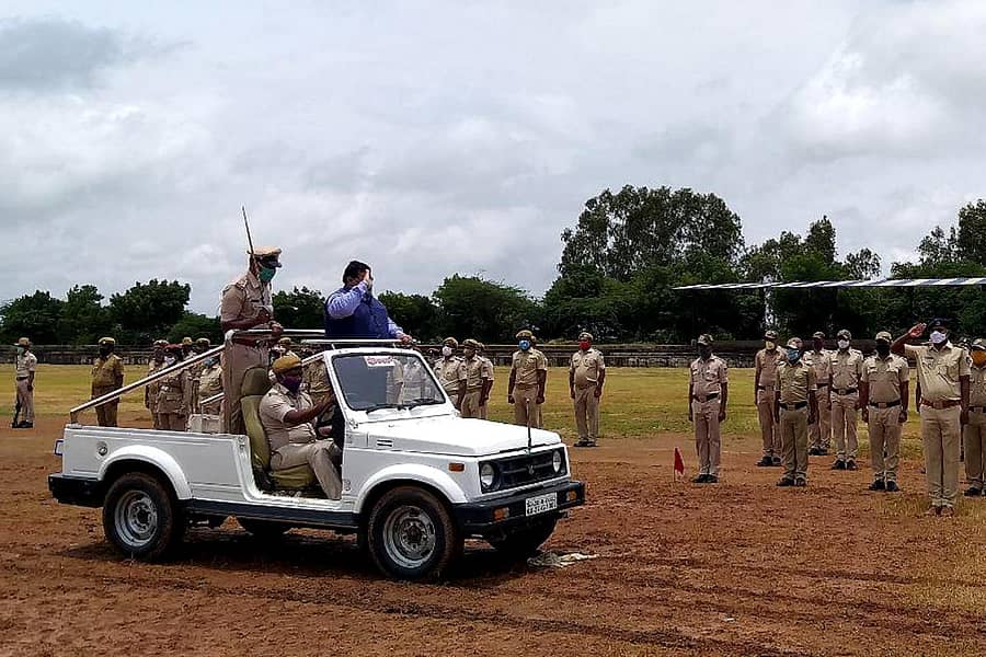 ಹಾವೇರಿಯ ಜಿಲ್ಲಾ ಕ್ರೀಡಾಂಗಣದಲ್ಲಿ ಶುಕ್ರವಾರ ಜಿಲ್ಲಾಧಿಕಾರಿ ಸಂಜಯ ಶೆಟ್ಟಣ್ಣವರ ಅವರು ಗೃಹರಕ್ಷಕದಳ ಹಾಗೂ ಪೊಲೀಸ್ ಸಿಬ್ಬಂದಿಯ ಪಥಸಂಚಲನದ ಪೂರ್ವಭ್ಯಾಸವನ್ನು ವೀಕ್ಷಣೆ ಮಾಡಿದರು
