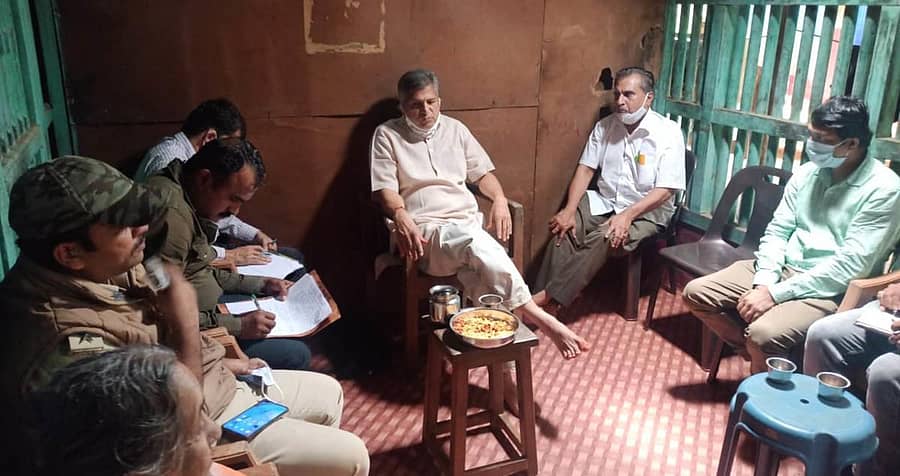 ಶಿರಸಿ ತಾಲ್ಲೂಕಿನ ಜಾಜಿಗುಡ್ಡೆಯ ನಿವಾಸಿಗಳೊಂದಿಗೆ ಅನಂತ ಅಶೀಸರ ಚರ್ಚಿಸಿದರು