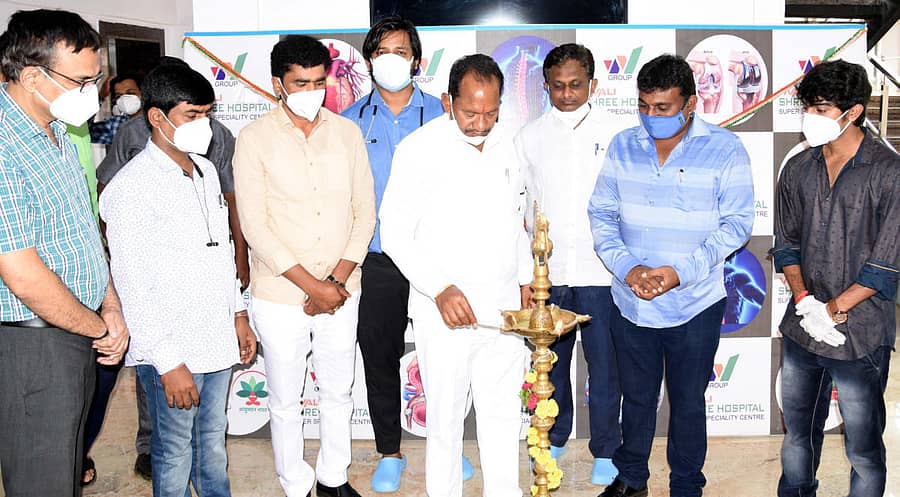 ಜಿಲ್ಲಾ ಉಸ್ತುವಾರಿ ಸಚಿವ ಪ್ರಭು ಚವಾಣ್ ಅವರು ಬೀದರ್‌ನ ವಾಲಿಶ್ರೀ ಆಸ್ಪತ್ರೆಯಲ್ಲಿ ಶುಕ್ರವಾರ ಕೋವಿಡ್ ಲಕ್ಷಣರಹಿತ ಸೋಂಕಿತರ ಚಿಕಿತ್ಸಾ ವಾರ್ಡ್ ಉದ್ಘಾಟಿಸಿದರು. ಆಸ್ಪತ್ರೆ ಅಧ್ಯಕ್ಷ ಡಾ. ರಜನೀಶ ವಾಲಿ, ವ್ಯವಸ್ಥಾಪಕ ನಿರ್ದೇಶಕ ಡಾ. ರಾಜಶೇಖರ ಸೇಡಂಕರ್, ಐಎಂಎ ಅಧ್ಯಕ್ಷ ಡಾ. ವಿ.ವಿ. ನಾಗರಾಜ್, ಆದೀಶ ವಾಲಿ ಇದ್ದರು