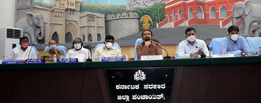 ರಾಯಚೂರು ಜಿಲ್ಲಾ ಪಂಚಾಯಿತಿ ಸಭಾಂಗಣದಲ್ಲಿ ಉಪಮುಖ್ಯಮಂತ್ರಿ ಲಕ್ಷ್ಮಣ ಸವದಿ ಅವರ ಅಧ್ಯಕ್ಷತೆಯಲ್ಲಿ ತ್ರೈಮಾಸಿಕ ಪ್ರಗತಿ ಪರಿಶೀಲನೆ ಸಭೆ ಶುಕ್ರವಾರ ನಡೆಯಿತು