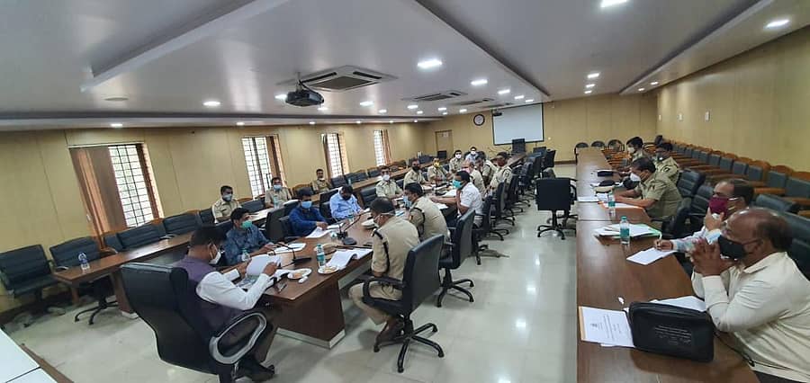 ಬೆಳಗಾವಿಯಲ್ಲಿ ಶುಕ್ರವಾರ ನಡೆದ ವಿವಿಧ ಇಲಾಖೆಗಳ ಅಧಿಕಾರಿಗಳ ಸಭೆಯಲ್ಲಿ ಜಿಲ್ಲಾಧಿಕಾರಿ ಎಂ.ಜಿ. ಹಿರೇಮಠ ಮಾತನಾಡಿದರು