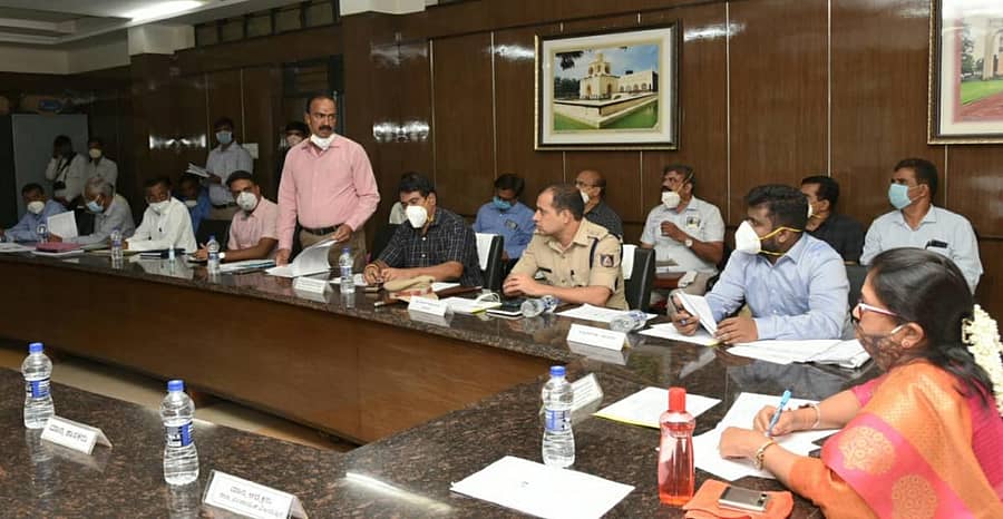 ವಿಜಯಪುರದಲ್ಲಿ ಶುಕ್ರವಾರ ಕೋವಿಡ್-19 ಸಾಂಕ್ರಾಮಿಕ ರೋಗ ನಿಯಂತ್ರಣ ಮತ್ತು ಪ್ರವಾಹ ಮುನ್ನೆಚ್ಚರಿಕೆ ಕ್ರಮಗಳ ಕುರಿತು ನಡೆದ ಪರಿಶೀಲನಾ ಸಭೆಯಲ್ಲಿ ಜಿಲ್ಲಾ ಉಸ್ತುವಾರಿ ಸಚಿವೆ ಶಶಿಕಲಾ ಜೊಲ್ಲೆ  ಮಾತನಾಡಿದರು