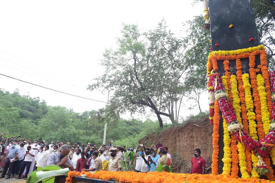 ಜಿಲ್ಲಾ ಉಸ್ತುವಾರಿ ಸಚಿವ ಎಸ್.ಸುರೇಶ್ ಕುಮಾರ್ ಅವರು ಮೀಣ್ಯಂನಲ್ಲಿರುವ ಹುತಾತ್ಮರ ಸ್ಮಾರಕಕ್ಕೆ ನಮನ ಸಲ್ಲಿಸಿದರು