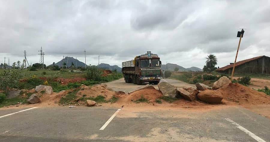 ಮಧುಗಿರಿ ಬೈಪಾಸ್ ರಸ್ತೆಗೆ ಅಡ್ಡಲಾಗಿ ಕಲ್ಲು, ಮಣ್ಣು ಹಾಕಿರುವುದು