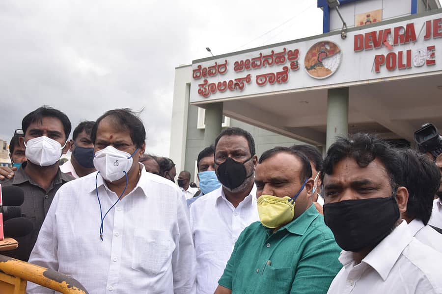 ದೂರು ನೀಡಿದ ಬಳಿಕ ತಮ್ಮ ಬೆಂಬಲಿಗರೊಂದಿಗೆ ನಗರದ ಡಿ.ಕೆ. ಹಳ್ಳಿ ಪೊಲೀಸ್ ಠಾಣೆಯಿಂದ ಹೊರಬಂದ ಶಾಸಕ ಅಖಂಡ ಶ್ರೀನಿವಾಸಮೂರ್ತಿ –ಪ್ರಜಾವಾಣಿ ಚಿತ್ರ