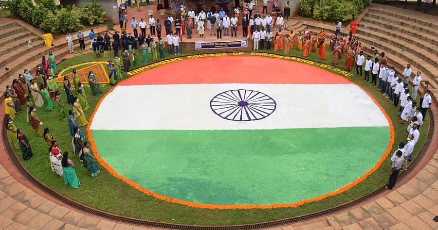 ರಂಗೋಲಿಯಲ್ಲಿ ಬಿಡಿಸಿರುವ ಬೃಹತ್ ರಾಷ್ಟ್ರಧ್ವಜ – ಚಿತ್ರ: ಎಂ.ಎಸ್. ಮಂಜುನಾಥ್