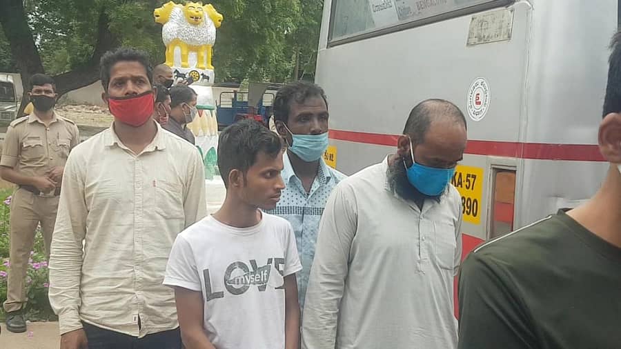 ಬೆಂಗಳೂರಿನಲ್ಲಿ ಗಲಭೆ ನಡೆಸಿದ ಆರೋಪಿಗಳನ್ನು ಬಳ್ಳಾರಿಯ ಕೇಂದ್ರ ಕಾರಾಗೃಹಕ್ಕೆ ಶುಕ್ರವಾರ ಕರೆತರಲಾಯಿತು