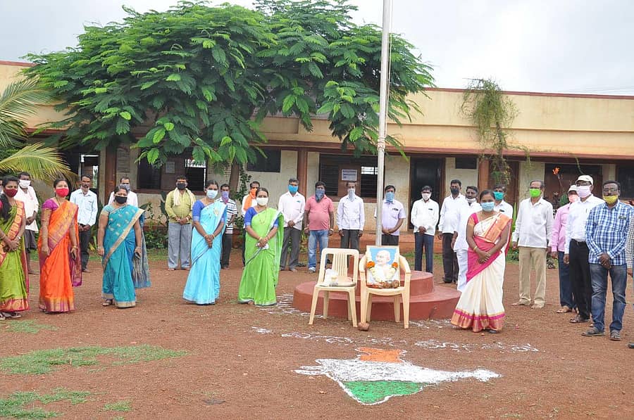 ಬೆನಕಟ್ಟಿಯ ಸರ್ಕಾರಿ ಪ್ರೌಢಶಾಲೆಯಲ್ಲಿ 74ನೇ ಸ್ವಾತಂತ್ರ್ಯೋತ್ಸವವನ್ನು ಶನಿವಾರ ಆಚರಿಸಲಾಯಿತು