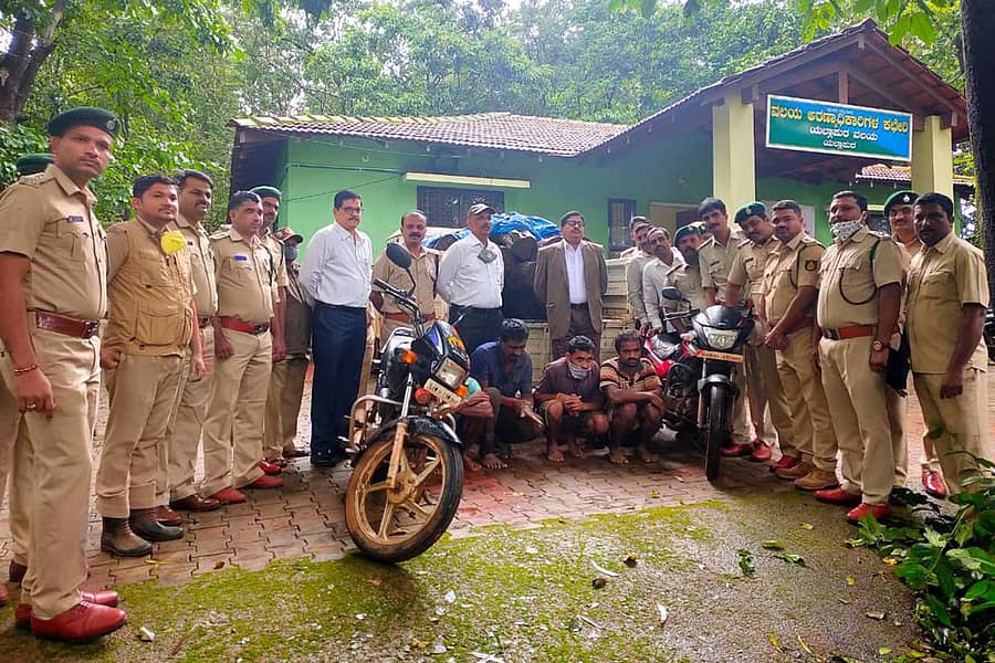 ಯಲ್ಲಾಪುರ ಅರಣ್ಯ ಇಲಾಖೆ ಸಿಬ್ಬಂದಿ ವಾಹನ ಸಮೇತವಾಗಿ ಸೀಸಂ ಹಾಗೂ ಸಾಗವಾನಿ ಕಟ್ಟಿಗೆ ವಶಪಡಿಸಿಕೊಂಡು, ನಾಲ್ವರನ್ನು ಬಂಧಿಸಿದ್ದಾರೆ.