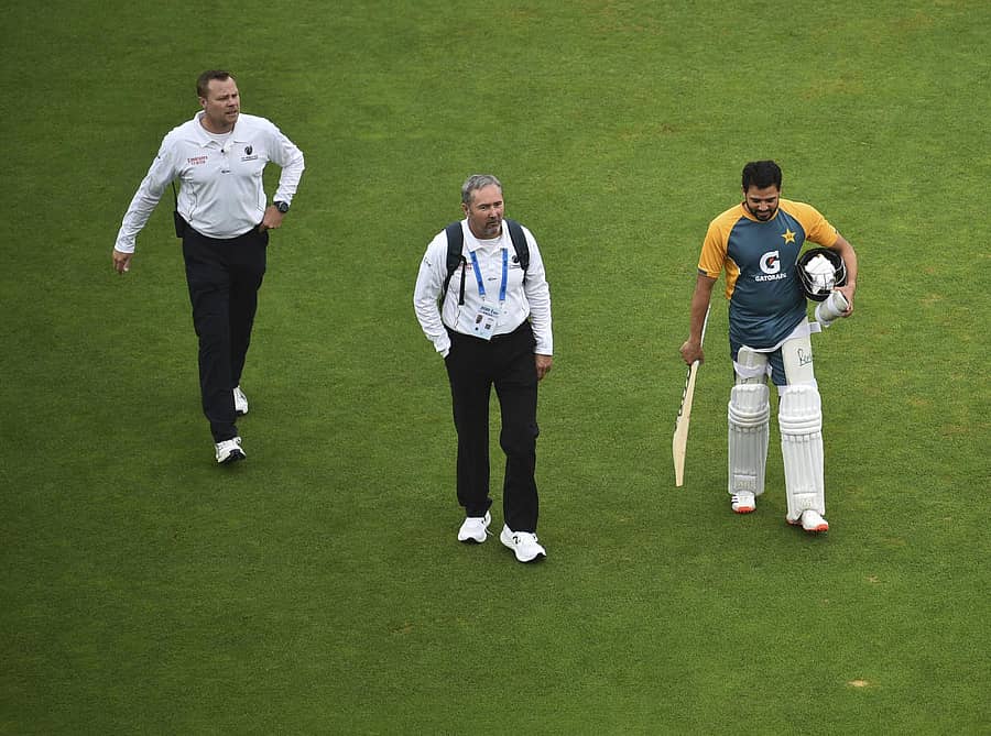 ಮೂರನೇ ದಿನವಾದ ಶನಿವಾರ ಅಂಪೈರ್‌ಗಳೊಂದಿಗೆ ಅಂಗಣದಲ್ಲಿ ಹೆಜ್ಜೆ ಹಾಕಿದ ಪಾಕಿಸ್ತಾನದ ನಾಯಕ ಅಜರ್ ಅಲಿ –ಪಿಟಿಐ ಚಿತ್ರ