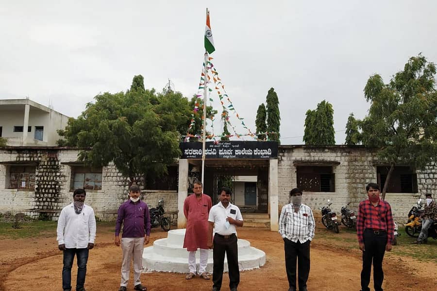 ಕೆಂಭಾವಿ ಪದವಿ ಪೂರ್ವ ಕಾಲೇಜಿನಲ್ಲಿ ಪ್ರಾಚಾರ್ಯ ಲಕ್ಷ್ಮಣ ರಾಠೋಡ ಧ್ವಜಾರೋಹಣ ನೆರವೇರಿಸಿದರು