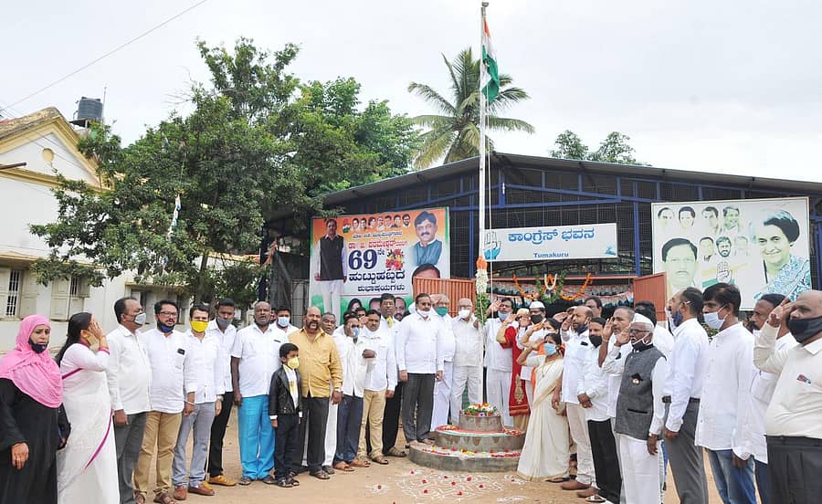 ತುಮಕೂರು ಜಿಲ್ಲಾ ಕಾಂಗ್ರೆಸ್ ಕಚೇರಿ ಎದುರು ಸ್ವಾತಂತ್ರ್ಯ ದಿನಾಚರಣೆ ಆಚರಿಸಲಾಯಿತು. ಮೇಯರ್ ಫರೀದಾ ಬೇಗಂ, ಜಿಲ್ಲಾ ಕಾಂಗ್ರೆಸ್ ಅಧ್ಯಕ್ಷ ಆರ್.ರಾಮಕೃಷ್ಣ, ಮಾಜಿ ಶಾಸಕ ಎಸ್.ಷಫಿ ಅಹಮದ್, ಮುಖಂಡರಾದ ಆಟೊ ರಾಜು, ಮೆಹಬೂಬ ಪಾಷ, ಗೀತಾ ರುದ್ರೇಶ್, ನಾಗಮಣಿ, ನರಸೀಯಪ್ಪ, ಆರ್.ನಾರಾಯಣ, ಪುಟ್ಟರಾಜು, ಗೀತಮ್ಮ, ಟಿ.ಬಿ.ಮಲ್ಲೇಶ್, ಮಂಜಣ್ಣ, ಕುಮಾರಸ್ವಾಮಿ, ಶರತ್ ಇದ್ದರು.