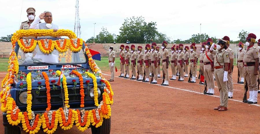 ಬಾಗಲಕೋಟೆಯ ಜಿಲ್ಲಾ ಕ್ರೀಡಾಂಗಣದಲ್ಲಿ ಶನಿವಾರ ನಡೆದ ಸ್ವಾತಂತ್ರ್ಯೋತ್ಸವ ದಿನಾಚರಣೆ ಸಮಾರಂಭದಲ್ಲಿ ಡಿಸಿಎಂ ಗೋವಿಂದ ಕಾರಜೋಳ ಗೌರವ ವಂದನೆ ಸ್ವೀಕರಿಸಿದರು