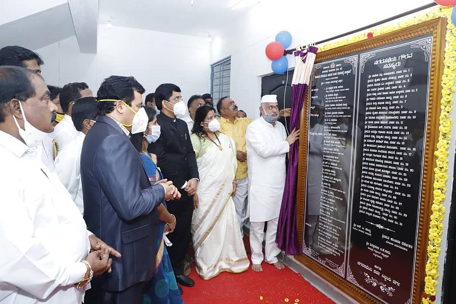 ಕಾರವಾರದಲ್ಲಿ ಮೀನು ಮಾರುಕಟ್ಟೆಯ ನೂತನ ಕಟ್ಟಡವನ್ನು ಜಿಲ್ಲಾ ಉಸ್ತುವಾರಿ ಸಚಿವ ಶಿವರಾಮ ಹೆಬ್ಬಾರ ಶನಿವಾರ ಉದ್ಘಾಟಿಸಿದರು. ಶಾಸಕಿ ರೂಪಾಲಿ ನಾಯ್ಕ ಚಿತ್ರದಲ್ಲಿದ್ದಾರೆ.