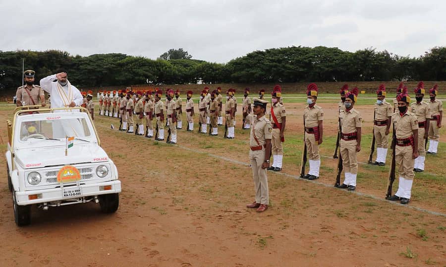 ಹಾಸನ ಜಿಲ್ಲಾ ಉಸ್ತುವಾರಿ ಸಚಿವ ಕೆ.ಗೋಪಾಲಯ್ಯ ಅವರು ತೆರೆದ ವಾಹನದಲ್ಲಿ ತಂಡಗಳ ಪರಿವೀಕ್ಷಣೆ ನಡೆಸಿದರು.