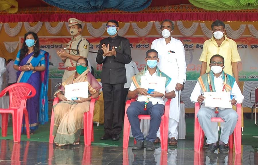 ಕೊವೀಡ್-19 ಸೋಂಕಿನಿಂದ ಗುಣಮುಖರಾದ ಡಿ.ಎಲ್.ಒ ಡಾ. ಭಗವಂತ ಅನವಾರ, ಡಾ. ರಾಧಿಕಾ, ಪಾರ್ವತಮ್ಮ, ಲಕ್ಷ್ಮಣ, ಮಹಾಂತೇಶ್ ಅವರನ್ನು ಸನ್ಮಾನಿಸಲಾಯಿತು