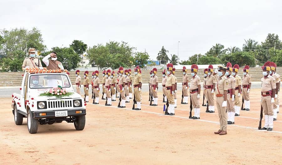 ಕೋಲಾರದಲ್ಲಿ ಶನಿವಾರ ನಡೆದ ಸ್ವಾತಂತ್ರ್ಯ ದಿನಾಚರಣೆಯಲ್ಲಿ ಜಿಲ್ಲಾ ಉಸ್ತುವಾರಿ ಸಚಿವ ಎಚ್.ನಾಗೇಶ್ ಗೌರವ ವಂದನೆ ಸ್ವೀಕರಿಸಿದರು.