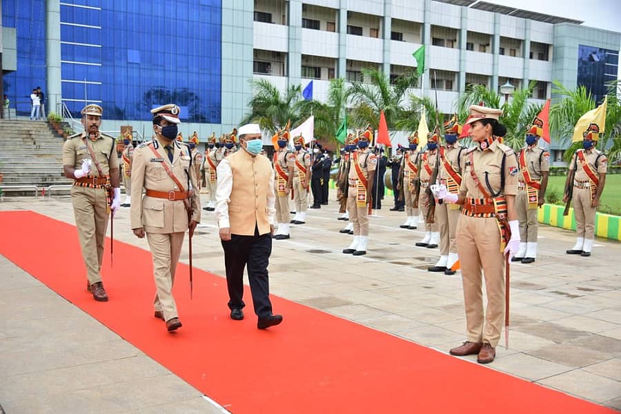 ಹುಬ್ಬಳ್ಳಿಯಲ್ಲಿ ಶನಿವಾರ ನೈರುತ್ಯ ರೈಲ್ವೆ ಹೆಚ್ಚುವರಿ ಪ್ರಧಾನ ವ್ಯವಸ್ಥಾಪಕ ಪಿ.ಕೆ. ಮಿಶ್ರಾ ಗೌರವ ವಂದನೆ ಸ್ವೀಕರಿಸಿದರು