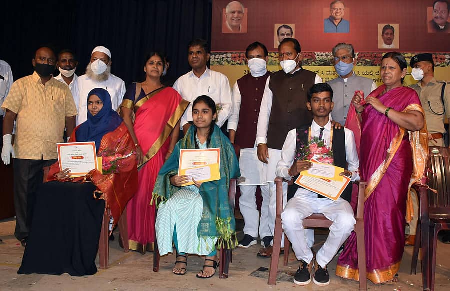 ಬೀದರ್‌ನಲ್ಲಿ ಶನಿವಾರ ಜಿಲ್ಲಾ ಉಸ್ತುವಾರಿ ಸಚಿವ ಪ್ರಭು ಚವಾಣ್‌ ಅವರು ಪಿಯುಸಿ ಪರೀಕ್ಷೆಯಲ್ಲಿ ವಿವಿಧ ವಿಭಾಗದಲ್ಲಿ ಜಿಲ್ಲೆಗೆ ಪ್ರಥಮ ಸ್ಥಾನ ಪಡೆದ ರಿತಾಜ್ ಮಹಮ್ಮದ್ ಅಕ್ಬರ್, ರೋಹಿಣಿ ಮಹಾಜನ ಹಾಗೂ ಅಭಿಷೇಕ ಸೂರ್ಯವಂಶಿ ಅವರನ್ನು ಸನ್ಮಾನಿಸಿದರು