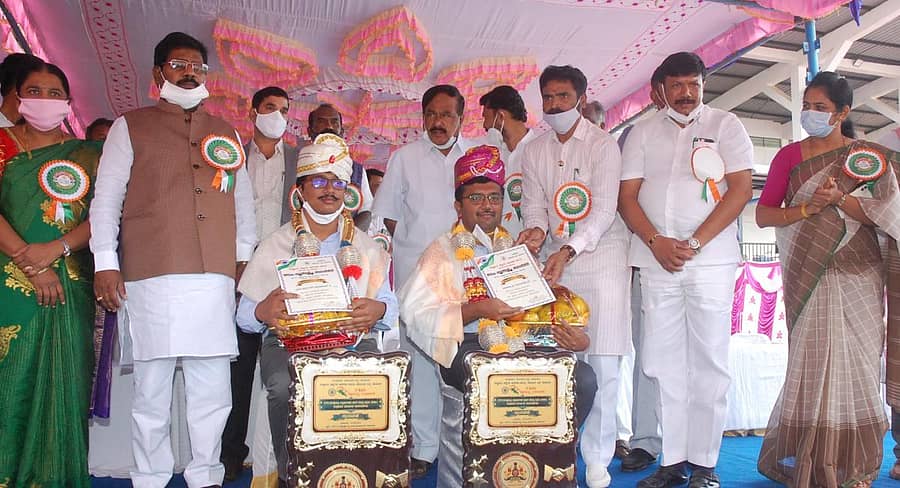 ಯುಪಿಎಸ್‌ಸಿ ಪರೀಕ್ಷೆಯಲ್ಲಿ ರ್‌್ಯಾಂಕ್‌ ಗಳಿಸಿದ ಜಿಲ್ಲೆಯ ಕೆ.ಆರ್‌.ಭರತ್ ಮತ್ತು ವಿವೇಕ್‌ರೆಡ್ಡಿ ಅವರನ್ನು ಕೋಲಾರದಲ್ಲಿ ಶನಿವಾರ ನಡೆದ ಸ್ವಾತಂತ್ರ್ಯ ದಿನಾಚರಣೆಯಲ್ಲಿ ಸನ್ಮಾನಿಸಲಾಯಿತು.