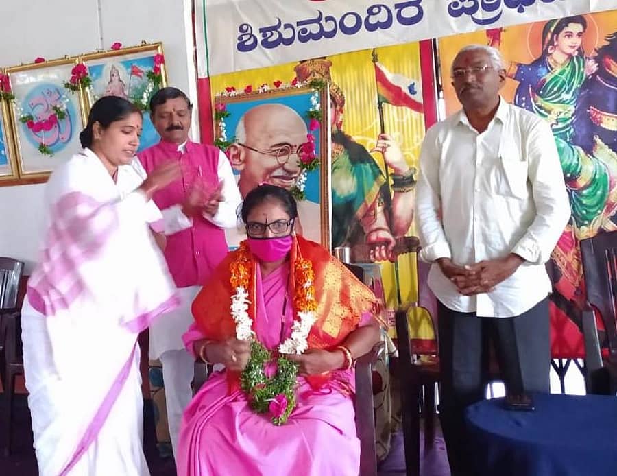 ಬೀದರ್ನ ಪ್ರತಾಪನಗರದ ಜನಸೇವಾ ಶಾಲೆಯಲ್ಲಿ ನಡೆದ ಸ್ವಾತಂತ್ರ್ಯೋತ್ಸವ ಕಾರ್ಯಕ್ರಮದಲ್ಲಿ ಆಶಾ ಕಾರ್ಯಕರ್ತೆ ಗೀತಾ ಬೋರೆ ಅವರನ್ನು ಸನ್ಮಾನಿಸಲಾಯಿತು