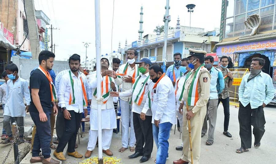 ಎ.ಪಿ.ಜೆ ಅಬ್ದುಲ್‌ ಕಲಾಂ ಸೋಷಿಯಲ್ ವೆಲ್‍ಫೇರ್ ಚಾರಿಟಬಲ್ ಟ್ರಸ್ಟ್ ವತಿಯಿಂದ ಕೋಲಾರದ ಅಮ್ಮವಾರಿಪೇಟೆ ವೃತ್ತದಲ್ಲಿ ಹಮ್ಮಿಕೊಂಡಿದ್ದ ಸ್ವಾತಂತ್ರ್ಯ ದಿನಾಚರಣೆಯಲ್ಲಿ ಸಿಎಂಆರ್ ಟೊಮೆಟೊ ಮಂಡಿ ಮಾಲೀಕ ಶ್ರೀನಾಥ್‌ ಧ್ವಜಾರೋಹಣ ನೆರವೇರಿಸಿದರು.