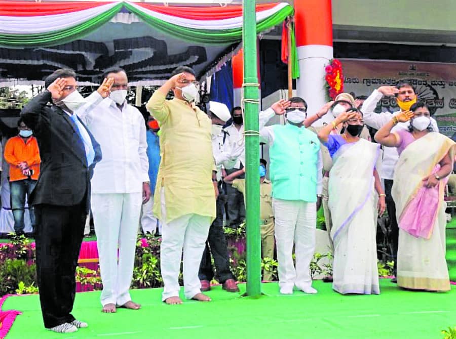 ದೇವನಹಳ್ಳಿಯ ಸರ್ಕಾರಿ ಕಿರಿಯ ಕಾಲೇಜು ಮೈದಾನದಲ್ಲಿ ಆಯೋಜಿಸಿದ್ದ ಸ್ವಾತಂತ್ರ್ಯ ದಿನದ ಕಾರ್ಯಕ್ರಮದ ಧ್ವಜಾರೋಹಣವನ್ನು ಜಿಲ್ಲಾ ಉಸ್ತುವಾರಿ ಸಚಿವ ಆರ್.ಅಶೋಕ್ ನೆರವೇರಿಸಿದರು (ಎಡಚಿತ್ರ) ಗಮನ ಸೆಳೆದ ಪೊಲೀಸರ ಪಥಸಂಚಲನ