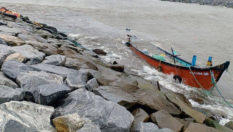 ಬೈಂದೂರಿನ ಕೊಡೇರಿಯಲ್ಲಿ ಪಲ್ಟಿಯಾದ ದೋಣಿ