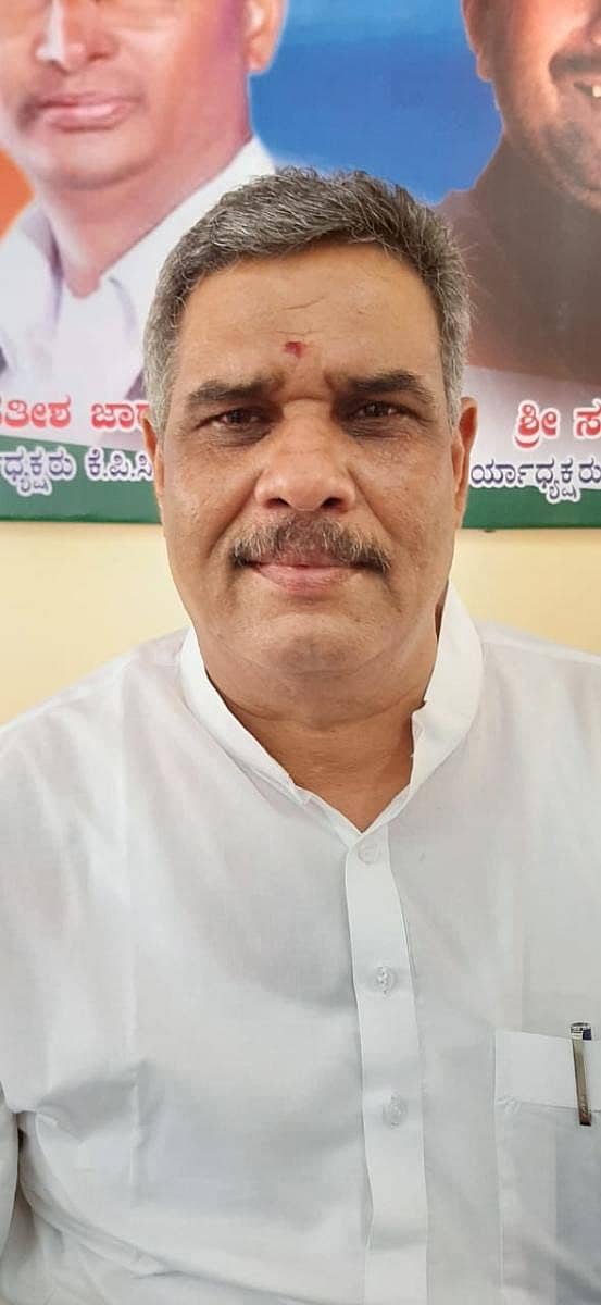 ಪ್ರೊ.ರಾಜು ಅಲಗೂರ