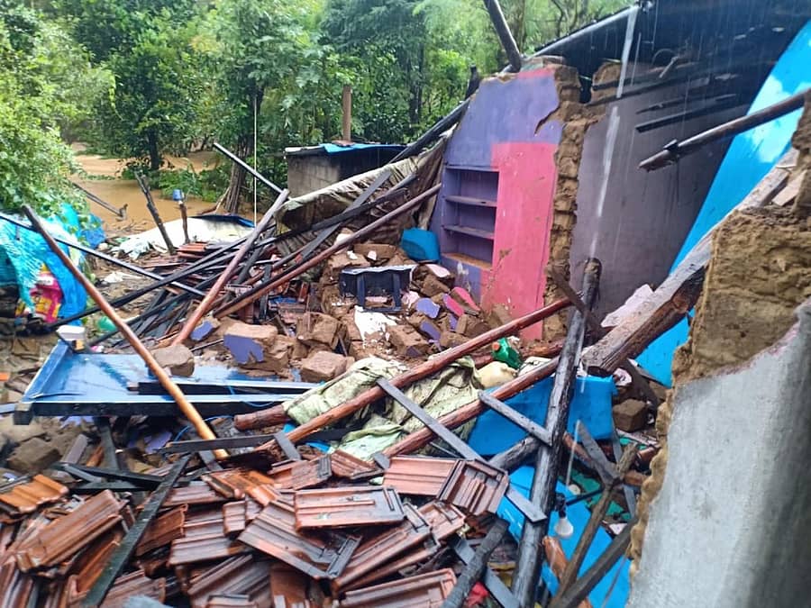 ಕೊಡಗಿನಲ್ಲಿ ಸುರಿದ ಮಳೆಯಿಂದ ಕರಡಿಗೋಡು ಭಾಗದಲ್ಲಿ ಕಾವೇರಿ ನದಿ ಪ್ರವಾಹಕ್ಕೆ ಸಿಲುಕಿ ಕುಸಿದ ಮನೆ