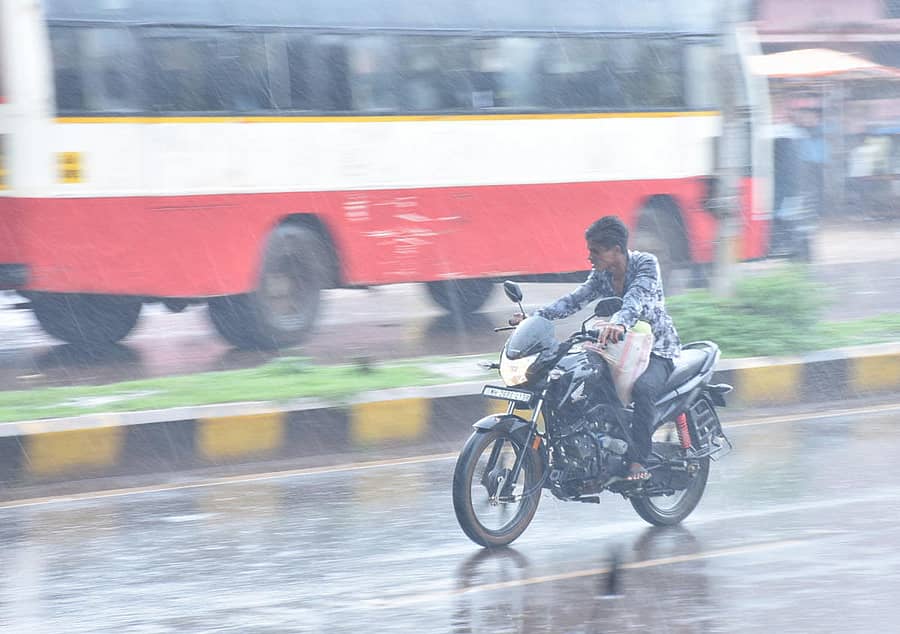 ಬೀದರ್‌ನಲ್ಲಿ ಭಾನುವಾರ ಸುರಿಯುವ ಮಳೆಯಲ್ಲಿಯೇ ಸಾಗಿದ ಬೈಕ್ ಸವಾರ