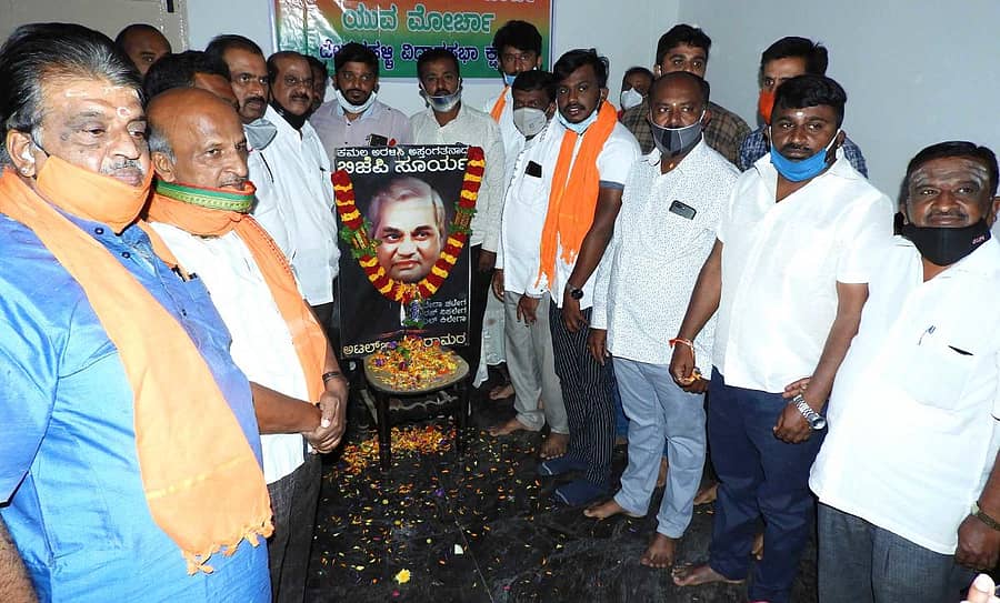 ವಿಜಯಪುರದ ಪ್ರವಾಸಿಮಂದಿರದಲ್ಲಿ ಆಯೋಜಿಸಿದ್ದ ಅಟಲ್ ಬಿಹಾರಿ ವಾಜಪೇಯಿ ಅವರ 2ನೇ ವರ್ಷದ ಪುಣ್ಯಸ್ಮರಣೆ ಕಾರ್ಯಕ್ರಮದಲ್ಲಿ ಮುಖಂಡರು ಅವರ ಭಾವಚಿತ್ರಕ್ಕೆ ಪುಷ್ಪನಮನ ಸಲ್ಲಿಸಿದರು