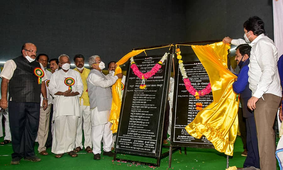 ಸೇಡಂ ಪಟ್ಟಣದಲ್ಲಿ ಉಪಮುಖ್ಯಮಂತ್ರಿ, ಸಮಾಜ ಕಲ್ಯಾಣ ಹಾಗೂ ಲೋಕೋಪಯೋಗಿ ಸಚಿವ ಗೋವಿಂದ ಕಾರಜೋಳ ವಿವಿಧ ಕಾಮಗಾರಿಗಳಿಗೆ ಚಾಲನೆ ನೀಡಿದರು. ಡಾ.ಉಮೇಶ ಜಾಧವ, ಬಸವರಾಜ ಪಾಟೀಲ ಸೇಡಂ, ರಾಜಕುಮಾರ ಪಾಟೀಲ ತೆಲ್ಕೂರ, ದತ್ತಾತ್ರೇಯ ಪಾಟೀಲ ರೇವೂರ ಇದ್ದರು